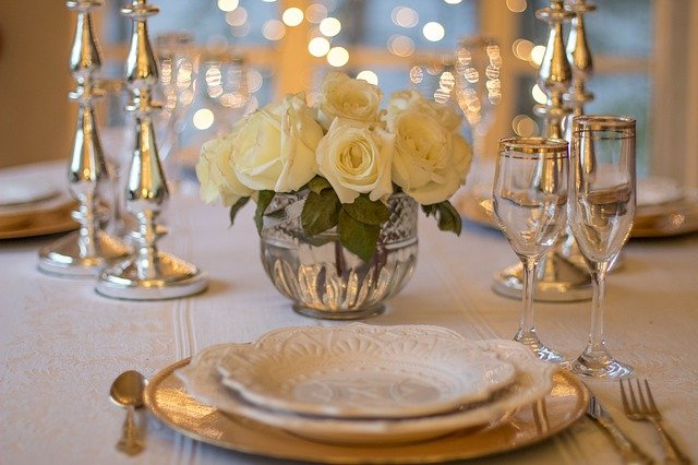 Read more about the article Hosting An Elegant and Safe Dinner Party